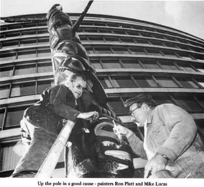 Ron Platt and Mike Lucas painting the pole in 1980. Photo from manchesterliners.co.uk/totempole.htm.